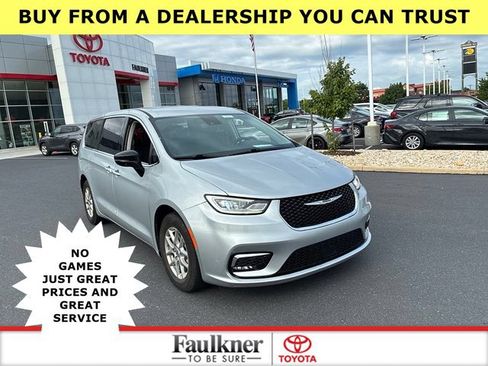 Used 2024 Chrysler Pacifica Touring-L FWD image 1