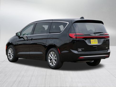 New 2026 Chrysler Pacifica Select image 3