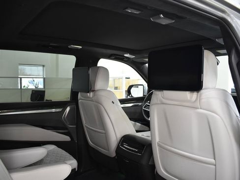 Used 2025 Cadillac Escalade ESV V AWD/4WD image 46
