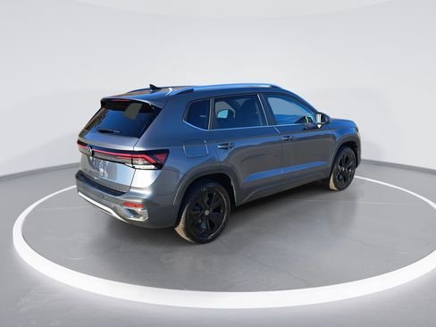 New 2026 Volkswagen Taos SE image 3