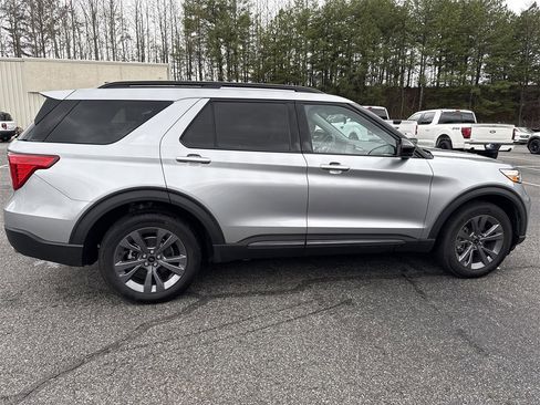 Used 2022 Ford Explorer XLT w/ Equipment Group 202A image 8