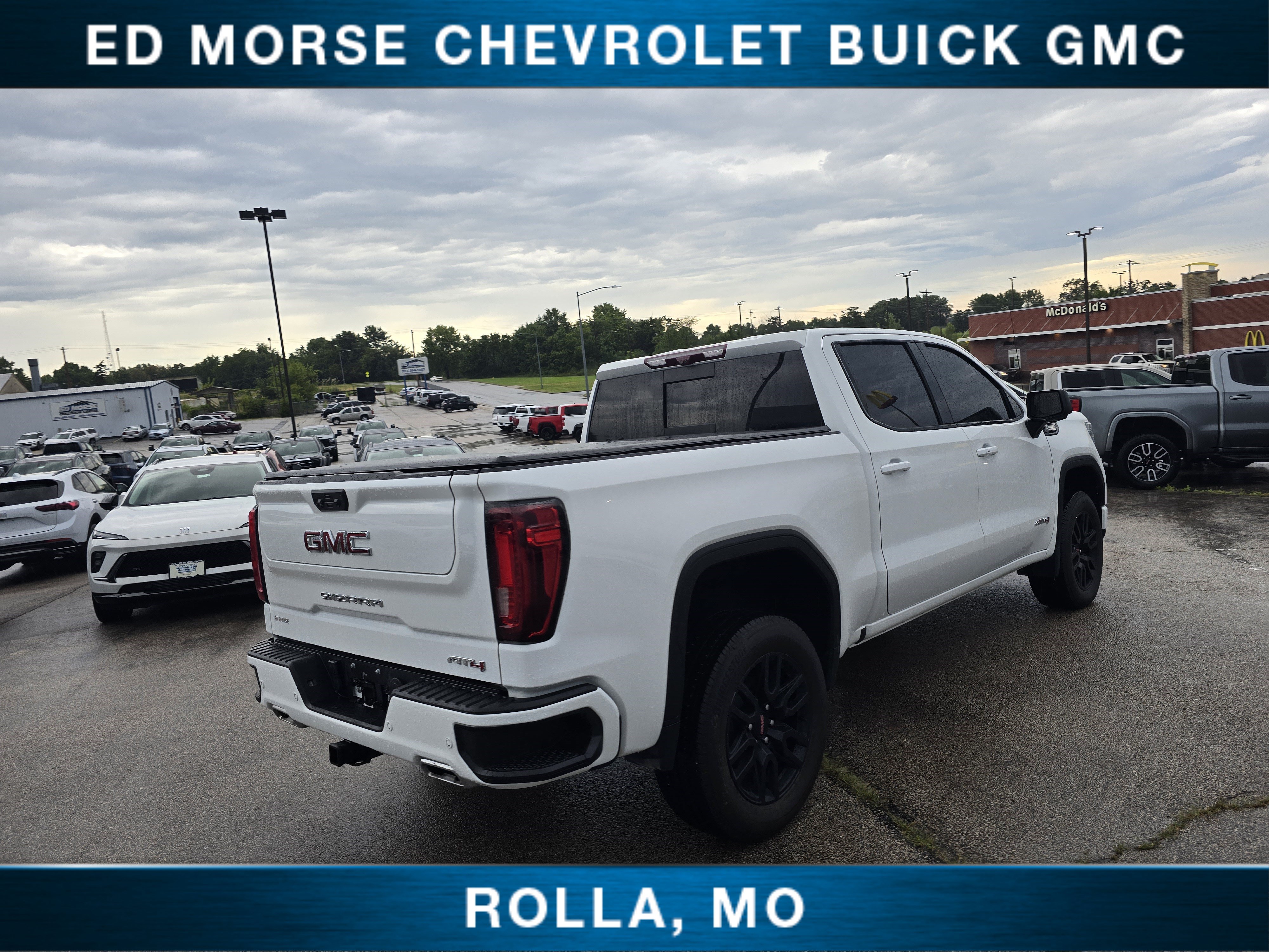 Used 2022 GMC Sierra 1500 AT4 w/ AT4 Premium Package AWD/4WD image 3