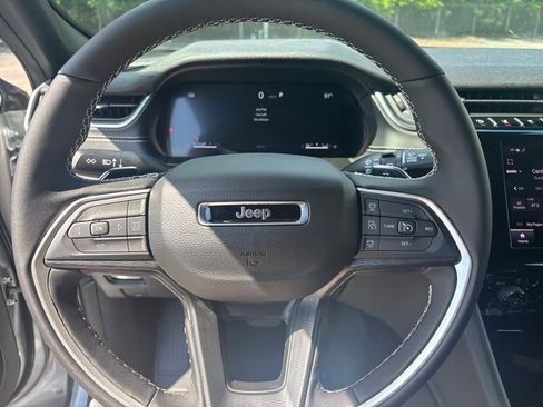 Used 2025 Jeep Grand Cherokee L Laredo AWD/4WD image 19