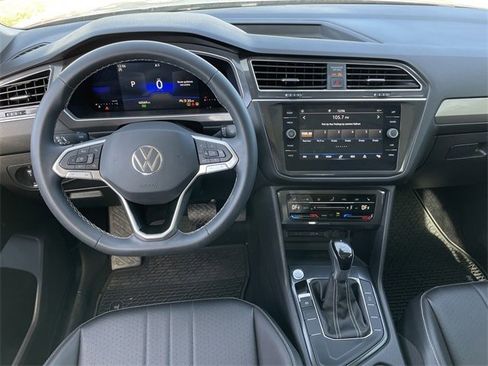 Used 2022 Volkswagen Tiguan SE image 11