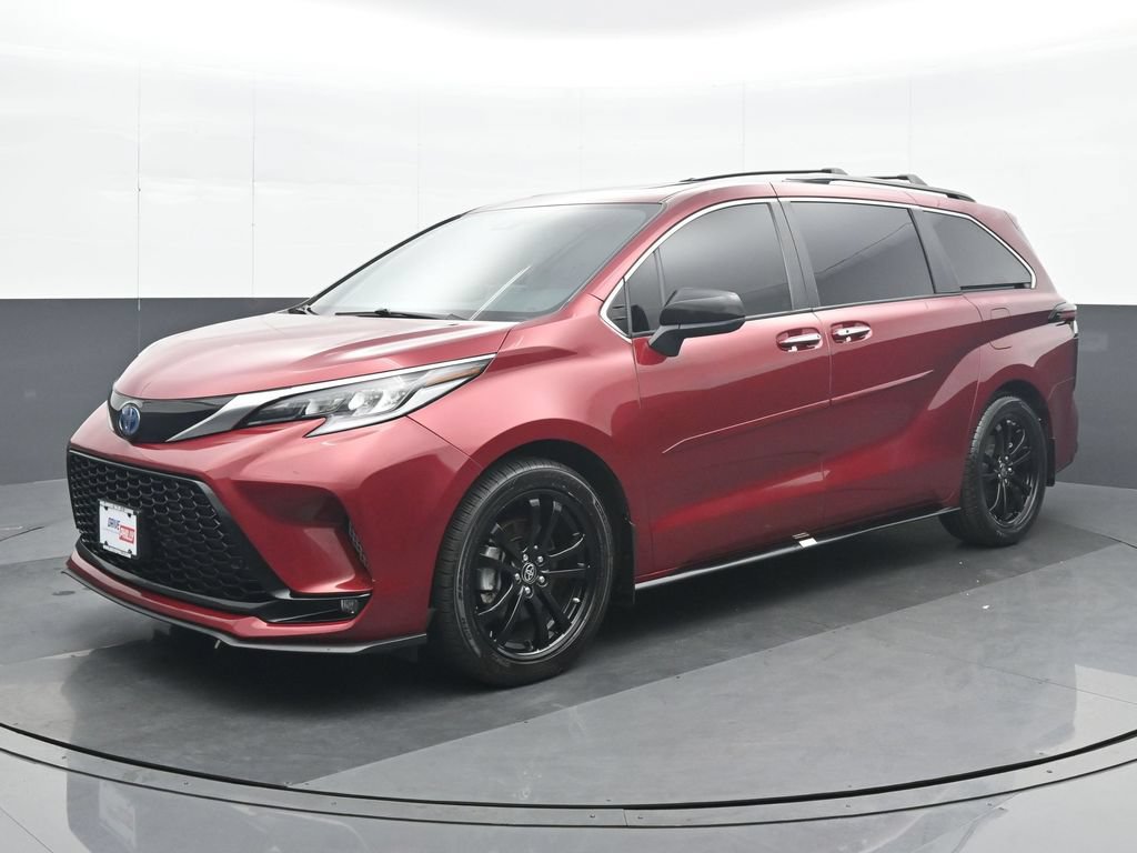 Used 2024 Toyota Sienna XSE FWD image 2