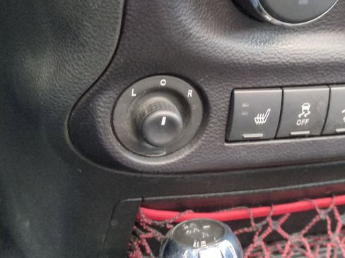 Used 2018 Jeep Wrangler Unlimited Rubicon w/ Connectivity Group image 28