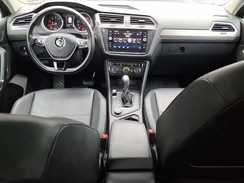 Used 2018 Volkswagen Tiguan SE w/ Panoramic Sunroof Package image 9