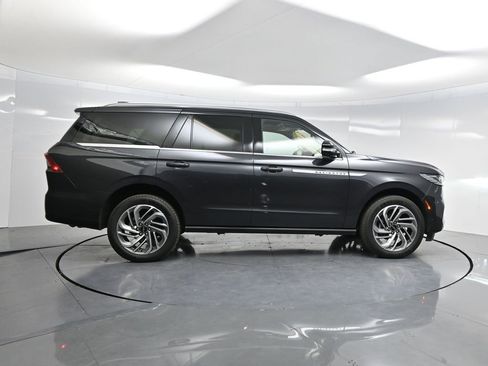 Used 2025 Lincoln Navigator Reserve image 34