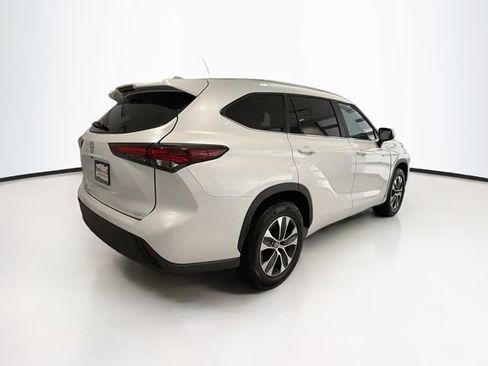 Certified 2025 Toyota Highlander XLE FWD image 6