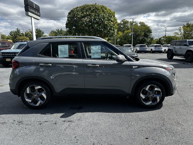 Used 2022 Hyundai Venue SEL FWD image 4