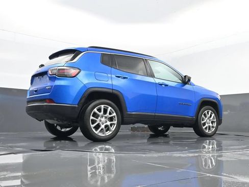 Used 2024 Jeep Compass Latitude w/ Sun and Sound Group AWD/4WD image 26