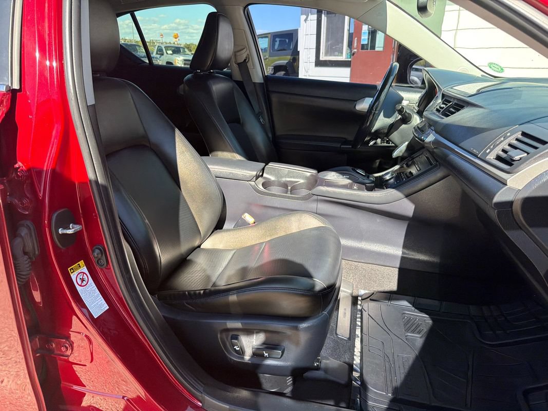 Used 2013 Lexus CT 200h w/ Premium Pkg w/Navigation FWD image 18