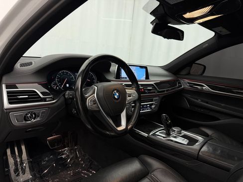 Used 2019 BMW 750i xDrive w/ M Sport Package image 7
