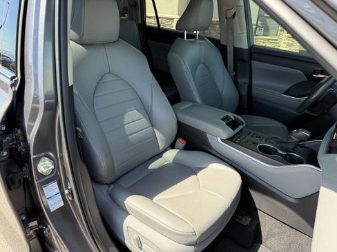 Used 2021 Toyota Highlander XLE AWD/4WD image 13