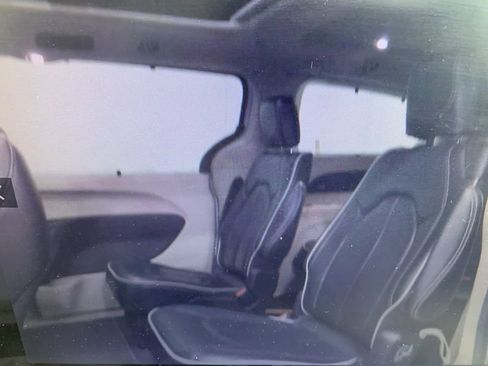 Used 2023 Chrysler Pacifica Limited image 10