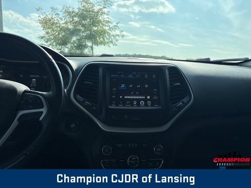Used 2018 Jeep Cherokee Trailhawk w/ Comfort/Convenience Group AWD/4WD image 3