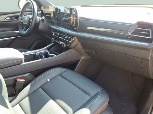 Used 2025 Chevrolet Traverse LT image 24