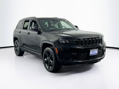 Used 2023 Jeep Grand Cherokee Altitude image 3