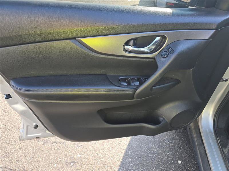 Used 2016 Nissan Rogue SV AWD/4WD image 13