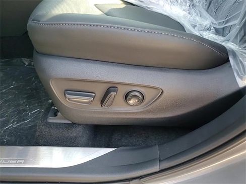 Used 2025 Toyota Highlander Platinum image 13