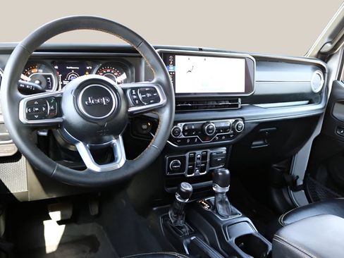 Used 2024 Jeep Wrangler Unlimited Sahara w/ Technology Group AWD/4WD image 15
