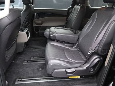 Used 2025 Kia Carnival FWD image 14