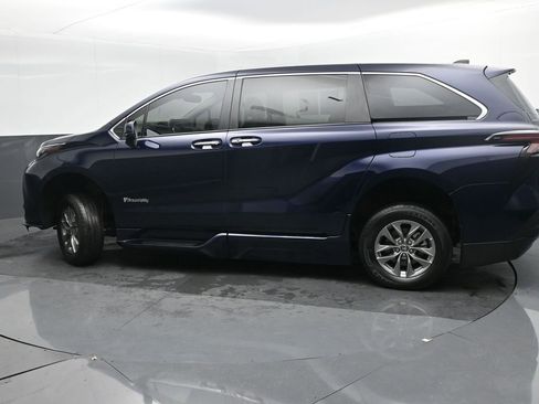 Used 2024 Toyota Sienna XLE image 3