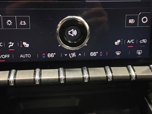 Used 2024 GMC Acadia AT4 image 18