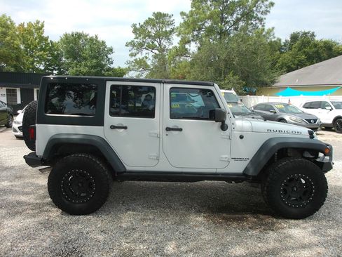Used 2015 Jeep Wrangler Unlimited Rubicon w/ Connectivity Group AWD/4WD image 4