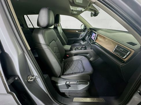 Used 2025 Volkswagen Atlas SE image 34