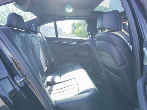 Used 2021 BMW M550i xDrive image 39