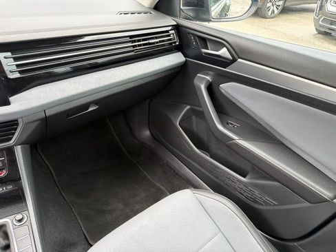 Used 2025 Volkswagen Jetta SE FWD image 34