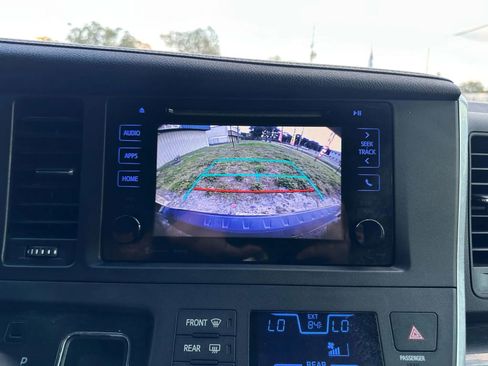 Used 2017 Toyota Sienna SE image 21