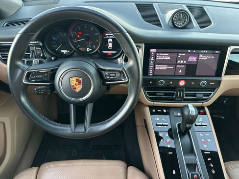 Used 2022 Porsche Macan w/ Premium Package image 14