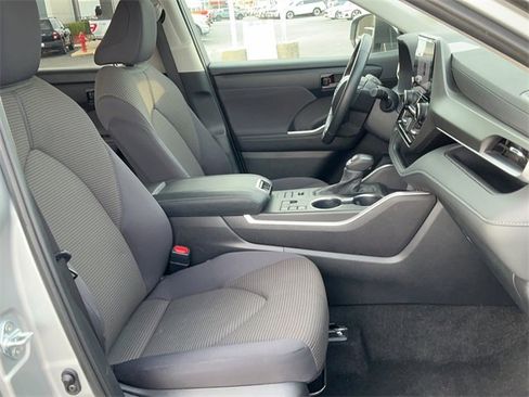 Used 2024 Toyota Highlander LE image 19