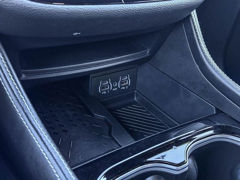 Used 2025 Chrysler Pacifica Premium image 34