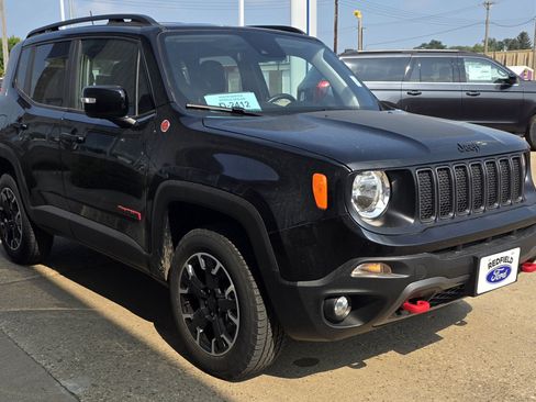 Used 2023 Jeep Renegade Trailhawk w/ Trailhawk Elite Group AWD/4WD image 3
