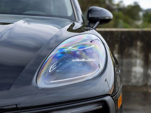 Certified 2025 Porsche Macan AWD/4WD image 17