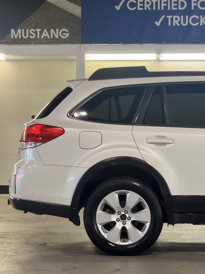 Used 2010 Subaru Outback 2.5i Limited AWD/4WD image 14