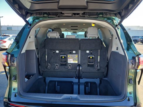 Used 2024 Toyota Sienna Limited image 8