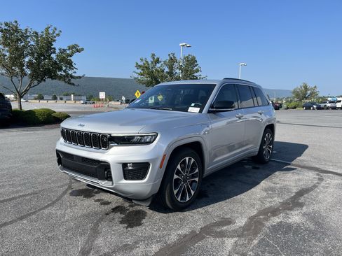 Used 2024 Jeep Grand Cherokee Overland w/ Advanced Protech Group III image 8