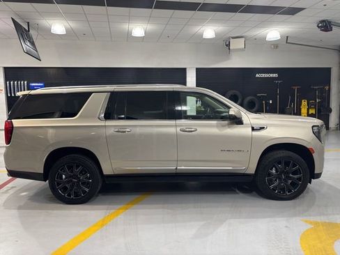 Used 2021 GMC Yukon XL Denali w/ Denali Premium Package image 10