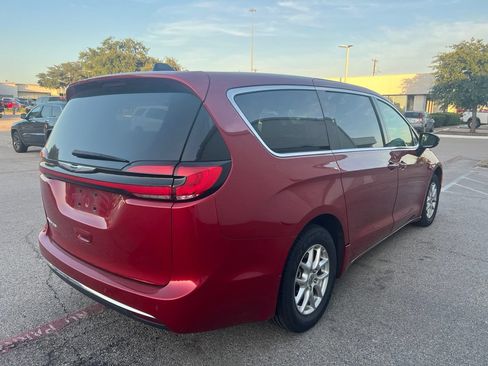Used 2024 Chrysler Pacifica Touring-L FWD image 4