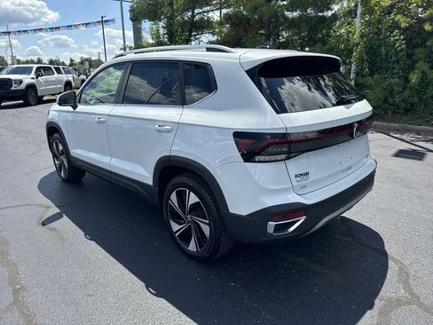 Used 2025 Volkswagen Taos SE AWD/4WD image 4