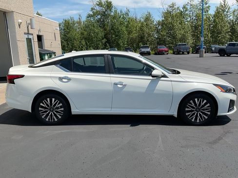 Used 2023 Nissan Altima 2.5 SV w/ SV Premium Package AWD/4WD image 4
