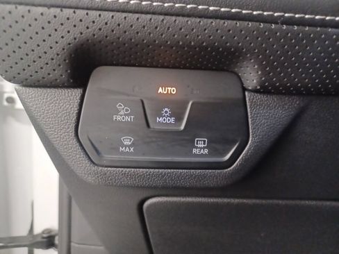 Used 2025 Volkswagen Atlas SE FWD image 19