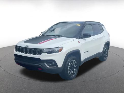 Used 2025 Jeep Compass Trailhawk image 4