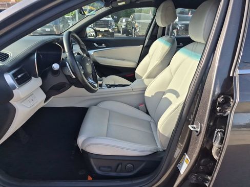 Used 2025 Genesis G70 2.5T RWD image 11