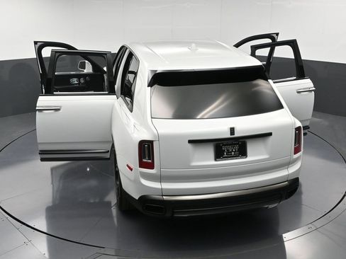 Certified 2021 Rolls-Royce Cullinan Black Badge image 40