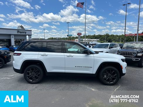 Used 2025 Jeep Grand Cherokee Limited AWD/4WD image 10